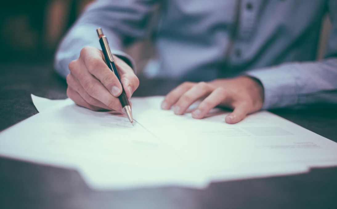 personne qui signe un document