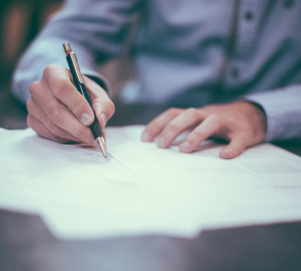 personne qui signe un document